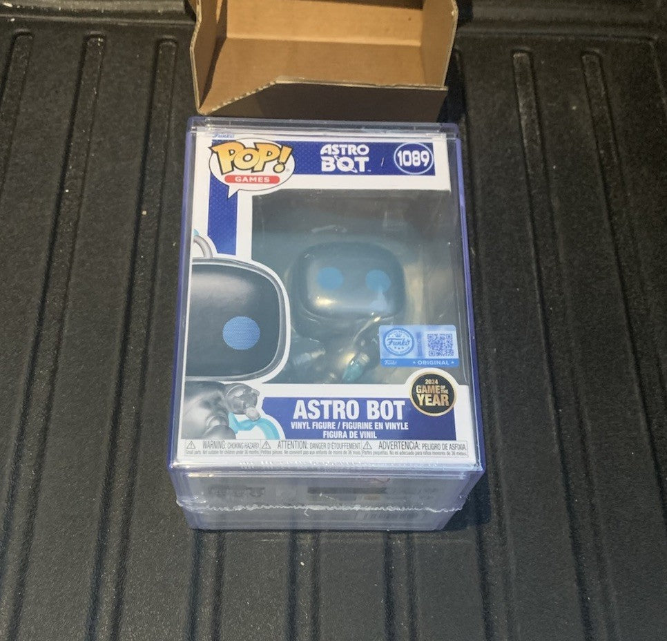 Astro Bot Funko Pop! Vinyl Astro Bot Funko Exclusive #1089 W/ Protector In Hand