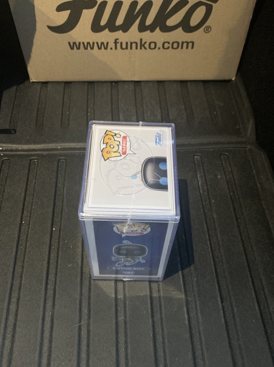 Astro Bot Funko Pop! Vinyl Astro Bot Funko Exclusive #1089 W/ Protector In Hand